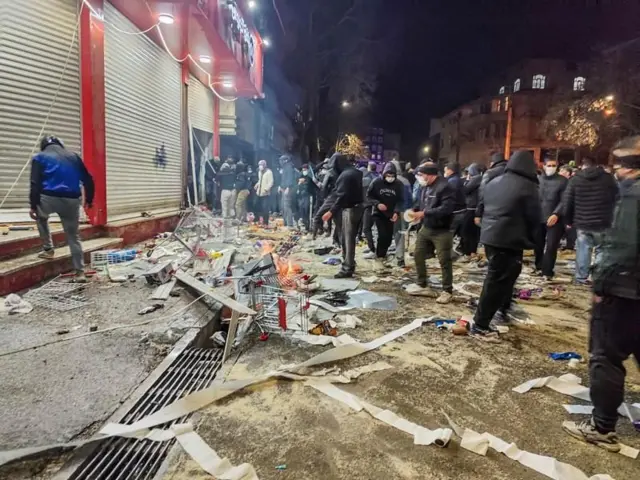 నిరసనల సందర్భంగా ఆస్తులను ధ్వంసం చేసిన ప్రజలు 