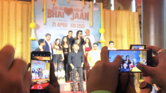 'किसी का भाई, किसी की जान' या चित्रपटाच्या ट्रेलर लॉन्चवेळी सलमान खान आणि इतर स्टार्स पोज देताना.