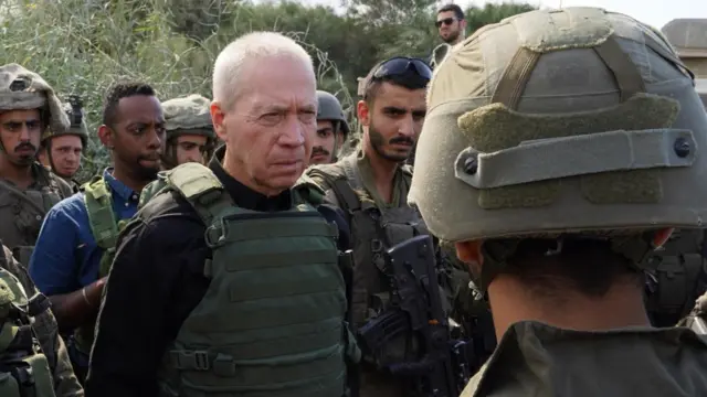 Yoav Gallant reunido con soldados israelíes.