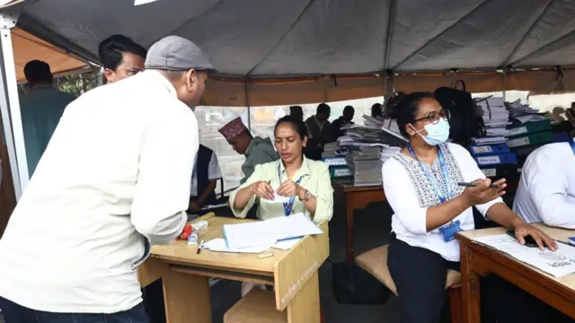 सर्वोच्च अदालतको परिसरमा पाल टाँगेर काम गरिँदै