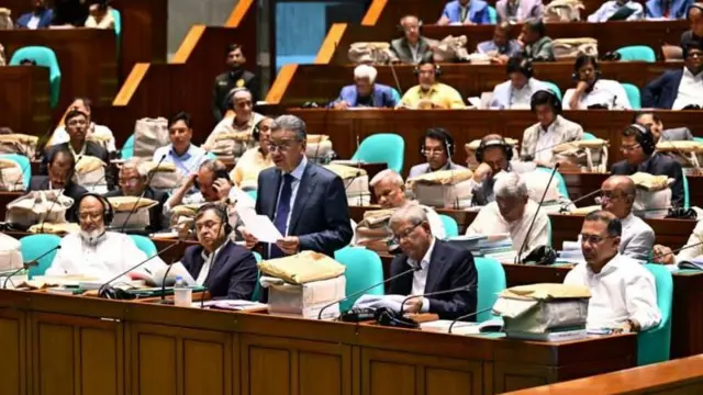 জাতীয় সংসদে বাজেট পেশ করেন অর্থমন্ত্রী, যা একটি অর্থবছরের আর্থিক পরিকল্পনা