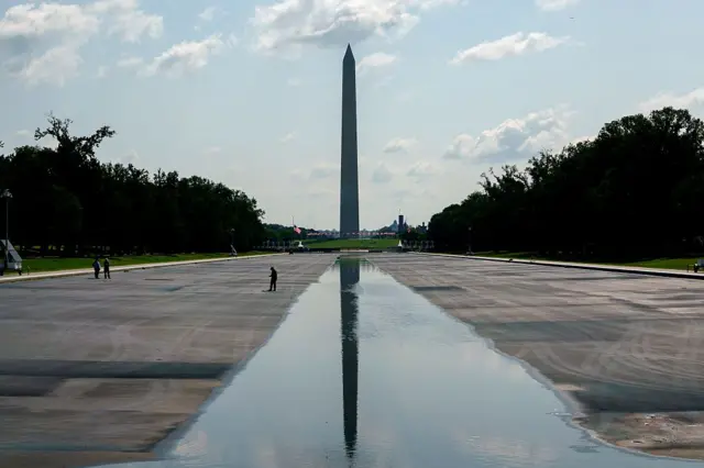El Estanque Reflectante frente al monumento de Washington, con el agua casi completamente drenada