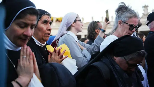 Mata masu yi wa majami'a hididma suna sauraron jawabin sabon Fafaroma na Farko ga taron jama'a a dandalin St. Peters