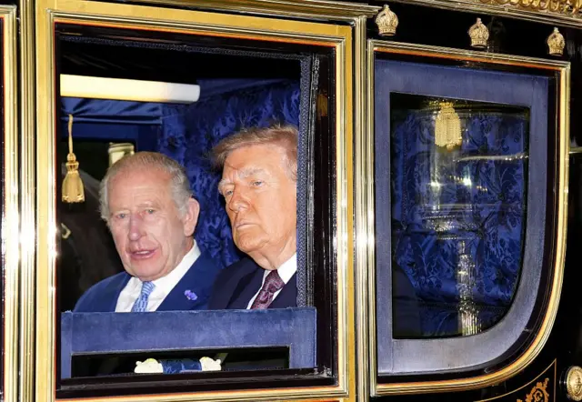 Король і Трамп в кареті, їх видно через опущене вікно