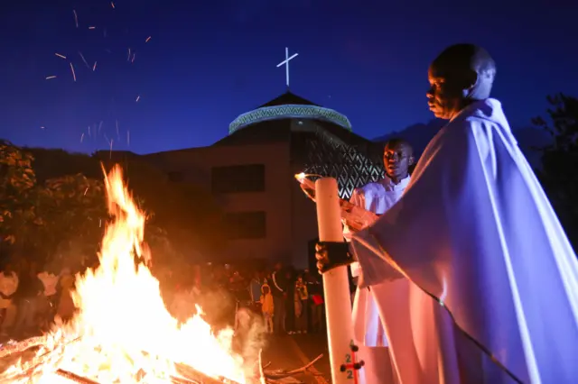 အမှောင်ခွင်း အလင်းဆောင်ဖို့ ရည်ရွယ်ပြီး အီစတာနေ့ မီးထွန်းညှိတဲ့ နိုင်ရိုဘီမြို့က အခုအခမ်းအနားကို ဘုန်းတော်ကြီးတွေက ဦးဆောင် 