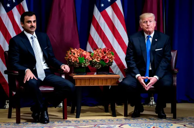 أمير قطر الشيخ تميم بن حمد آل ثاني والرئيس الأمريكي دونالد ترامب قبيل اجتماعهما في فندق بالاس بنيويورك، 19 سبتمبر/أيلول 2017، على هامش اجتماعات الجمعية العامة للأمم المتحدة.