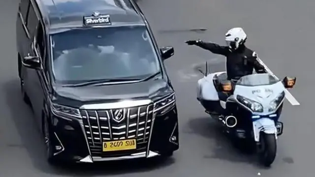 Anggota patwal saat menegur sopir taksi saat mengawal mobil berpelat RI-36.