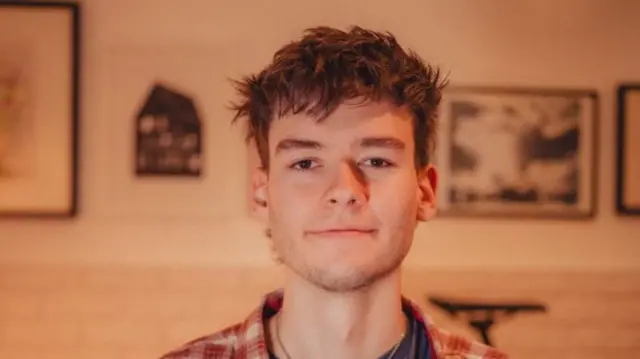 Felix Umland sorrindo para a foto