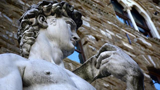 Foto aproximada do rostobetnacional com aviatorestátua