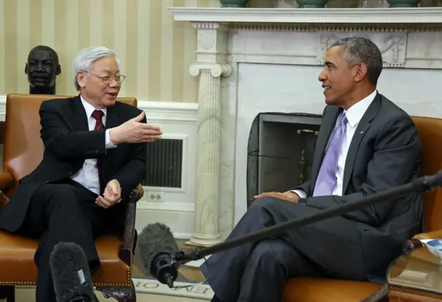 Tổng Bí thư Nguyễn Phú Trọng gặp Tổng thống Mỹ Barack Obama tại Nhà Trắng, trong chuyến thăm lịch sử Mỹ vào ngày 7/7/2015. Đây là chuyến thăm đầu tiên tới Mỹ của lãnh đạo cao nhất Đảng Cộng sản Việt Nam kể từ sau khi kết thúc chiến tranh Tổng Bí thư Nguyễn Phú Trọng gặp Tổng thống Mỹ Barack Obama tại Nhà Trắng, trong chuyến thăm lịch sử Mỹ vào ngày 7/7/2015. Đây là chuyến thăm đầu tiên tới Mỹ của lãnh đạo cao nhất Đảng Cộng sản Việt Nam kể từ sau khi kết thúc chiến tranh