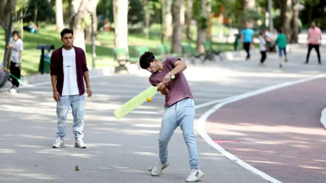 دو جوان افغان در پارک در ایران