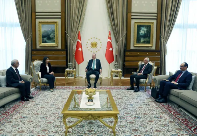 İbrahim Kalın, Pervin Buldan, Tayyip Erdoğan, Mithat Sancar ve Efkan Ala salonda oturmuş konuşurken. 