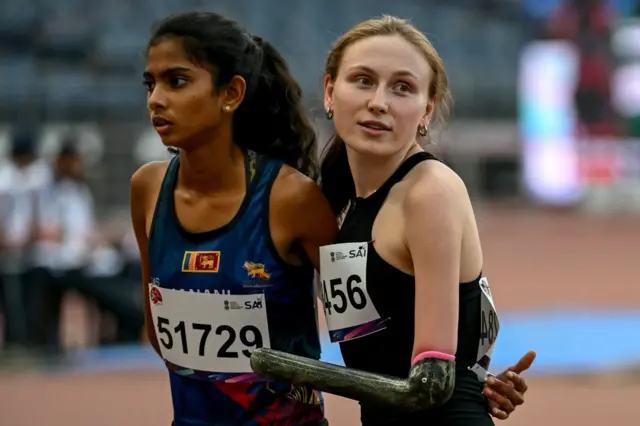 ජනනි තවත් විදේශ ජාතික ක්රීඩිකාවක් සමග සිටිනා ඡායාරූපයක්