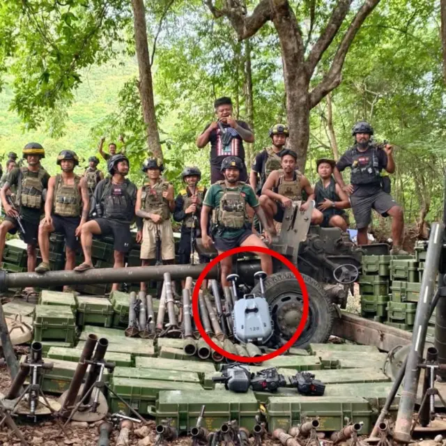 ဖားဆောင်းတိုက်ပွဲမှာ သိမ်းဆည်းရမိခဲ့တဲ့ လက်နက်ခဲယမ်းတွေကို KNDF ထုတ်ပြန်လာတဲ့ ပုံထဲမှာ ဒရုန်းကာကွယ်ရေးစနစ်(Spoofer) ပါနေတာ တွေ့ရပါတယ်