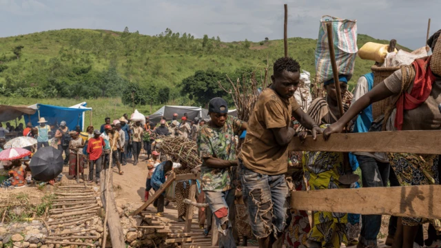 Abantu bariko bahunga intambara bajabuka ikiraro. Kubera ubukene bw’ibiraro, amodokari zunguruza abantu n’ibintu, ziva Uvira zija mu muji wa Bujumbura, umugwa mukuru w’ubutunzi w’Uburundi, ku ntango y’ikiyaga Tanganyika, zica zihagarara ku nkombe z’amazi, izindi zigaca zihagarara hakurya.