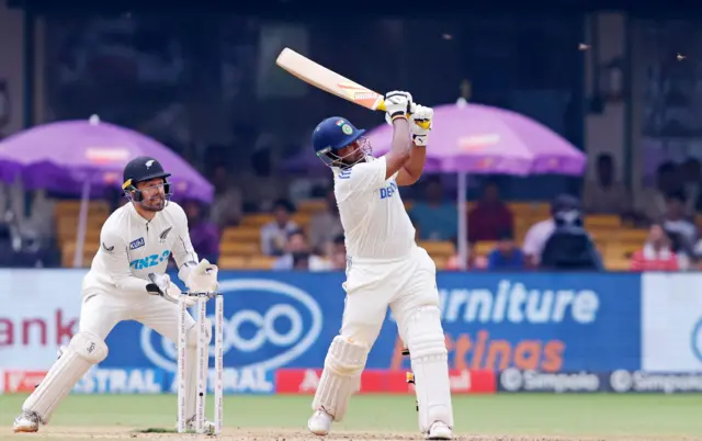 سرفراز خان نے اپنی سنچری تین چھکے لگائے ہیں