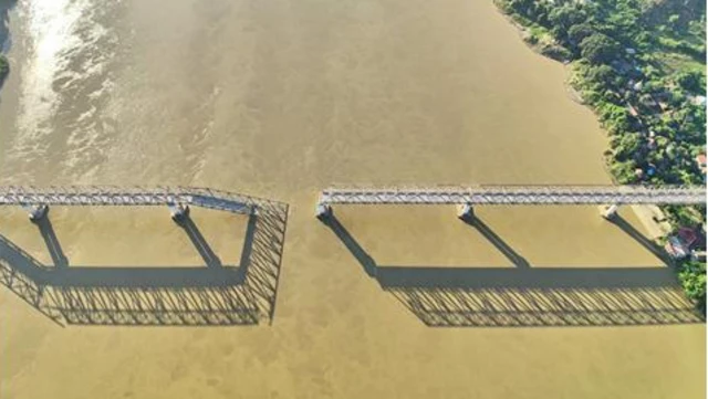 ဖျက်ဆီးခံလိုက်ရတဲ့ စဉ့်ကူးမြို့နယ်ထဲက ဧရာဝတီမြစ်ကူးတံတား(ရတနာသိင်္ခ)တံတား