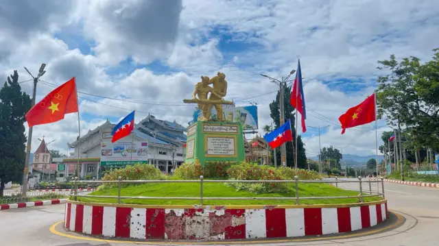 ธงกลุ่มพันธมิตรภราดรภาพโบกสะบัดใจกลางเมืองล่าเสี้ยวหลังพวกเขาเข้ายึดครองเมืองได้