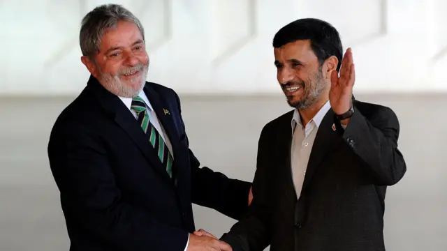 O presidente iraniano Mahmoud Ahmadinejad (à direita) e o presidente brasileiro Luiz Inácio Lula da Silva apertam as mãos durante um encontro no Palácio do Itamaraty, em Brasília, em 23 de novembro de 2009.