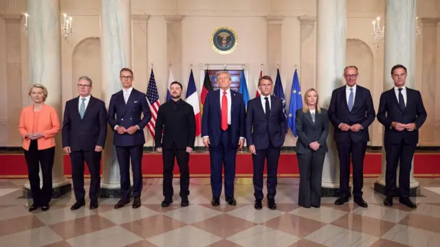 Президентка Європейської комісії Урсула фон дер Ляєн, прем'єр-міністр Великої Британії Кір Стармер, президент Фінляндії Александр Стубб, президент України Володимир Зеленський, президент США Дональд Трамп, президент Франції Еммануель Макрон, прем'єр-міністерка Італії Джорджа Мелоні, канцлер Німеччини Фрідріх Мерц і генеральний секретар НАТО Марк Рютте.
