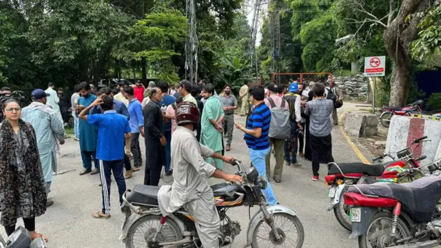 ज़मान पार्क के सामने का नज़ारा