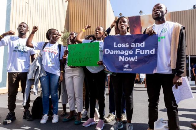 Cercafutebol play flamengo ao vivo10 jovens seguram cartazes e erguem os braçosfutebol play flamengo ao vivoárea externa 