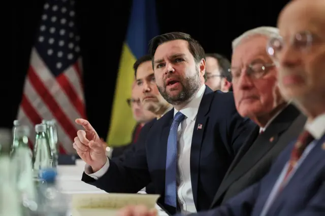 JD Vance durante una conversación en la Conferencia de Seguridad en Múnich