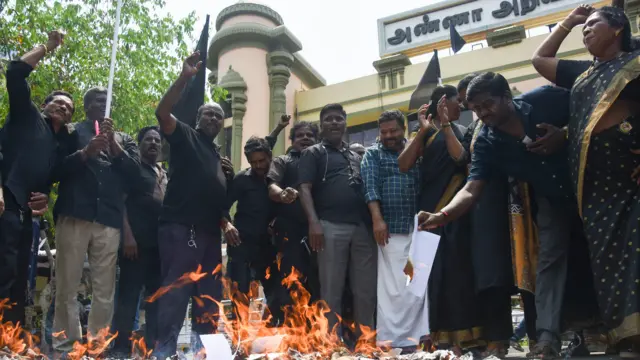 गुरुवार को चेन्नई में पार्टी मुख्यालय पर डीएमके समर्थकों ने संविधान (131वां संशोधन) विधेयक 2026 और प्रस्तावित परिसीमन विधेयक की ज़ेरॉक्स कॉपी जलाकर विरोध प्रदर्शन किया, उनका आरोप है कि इन विधेयकों से तमिलनाडु के संसदीय प्रतिनिधित्व में कमी आएगी