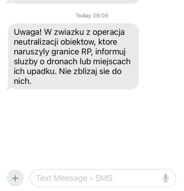 Скріншот повідомлення, у якому йдеться:
"Увага! У зв'язку з операцією з нейтралізації об'єктів, що порушили кордони Республіки Польща, повідомте служби про дрони або місця їх падіння. Не наближайтеся до них".
