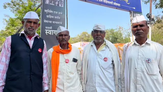 करणसिंग कोकणी त्यांच्या गावकऱ्यांसोबत