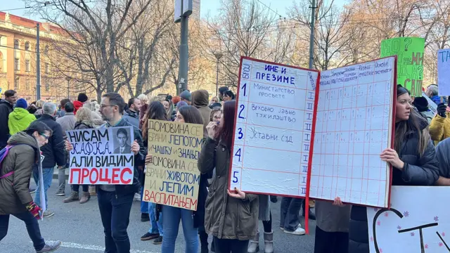 Просветни радници са транспарентима испред Министарства просвете