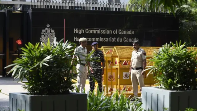 দিল্লিতে কানাডার দূতাবাসের সামনে নিরাপত্তা বাড়ানো হয়েছে। ১৯ সেপ্টেম্বর ২০২৩
