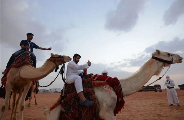 Dadka wada geela ayaa lagu arkayaa xafladda sanadlaha ah ee Ramah, oo qiyaastii 150 KM dhanka bari kaga beegan caasimadda Riyaad.
