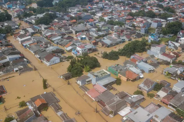 Banjir Bekasi, Jakarta, Tangsel dan sekitarnya: Bekasi \'lumpuh\', ribuan  rumah terendam di Jakarta dan Tangsel â€“ \'Semua habis, air merendam rumah  saya\' - BBC News Indonesia