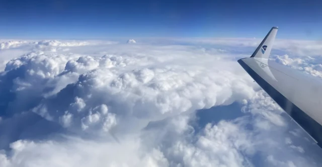 የከባቢ አየር ወንዝ ማለት ሰማይ ላይ በደመና ውስጥ የታቆረ ውሃ ወይም የፈሳሽ ብናኝ ነው።