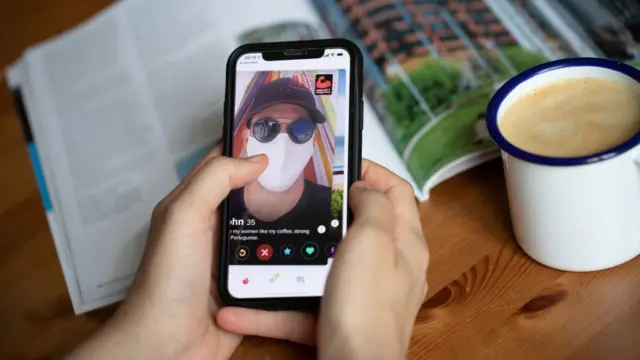 Pria menggunakan masker di aplikasi kencan