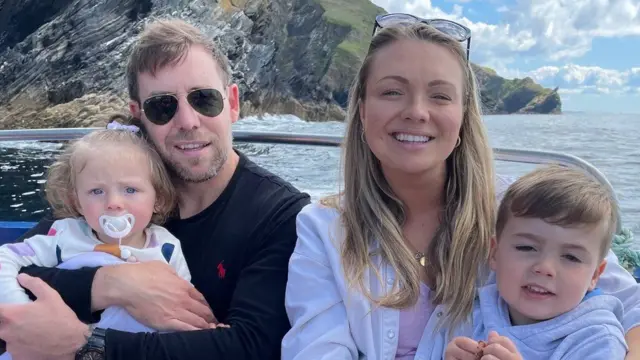 ኣሌክስ፡ ዴቪድ፡ ሌክሲን ከምኡ'ውን ሮኒ ብሓባር ግዜ ብምሕላፍ የሐጕሶም እዩ