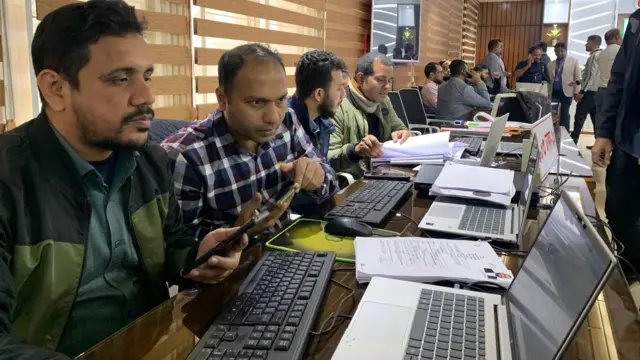 রিটার্নিং কর্মকর্তারা কার্যালয়ে মনোনয়নপত্র যাচাই বাছাইয়ের কাজ চলছে