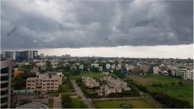கருமேகங்கள் சூழ்ங்த  கொல்கத்தா 