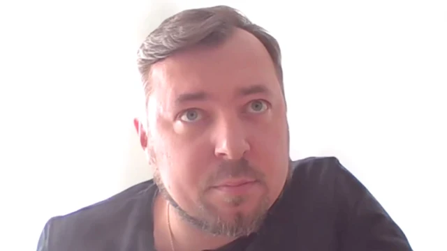 Мушкарац у црној кошуљи