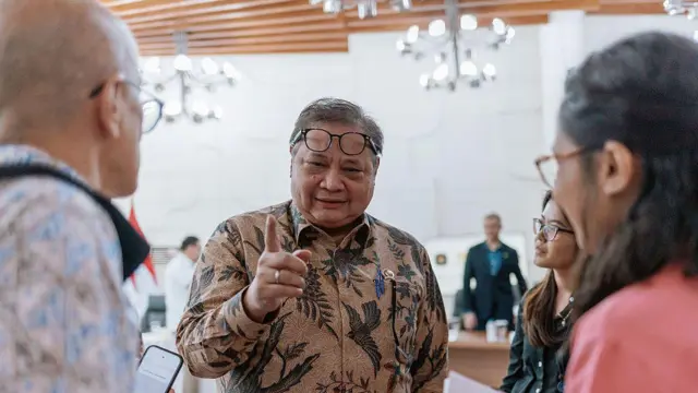 Menko Perekonomian Airlangga Hartarto meminta masyarakat menunggu pengumuman resmi terkait teknis regulasi surat utang khusus yang dikuasai Danantara.