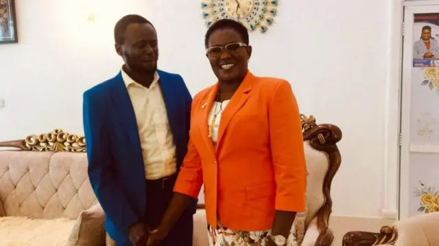 ኣብ እዋን ጐስጓስ መረጻ በዓል ቤታ ባይቹ፡ ብጊታሩ ደገፍታ የዘናግዐላ ነይሩ