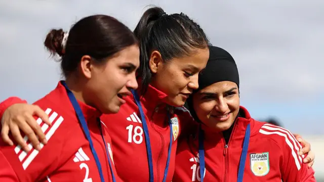  بهاره صمیمی، الهه صفدری و فاطمه حیدری از زنان متحد افغان قبل از مسابقه فیفا یونیتس: سری زنان ۲۰۲۵ بین زنان متحد افغان و چاد در ۲۶ اکتوبر ۲۰۲۵ در کازابلانکا، مراکش