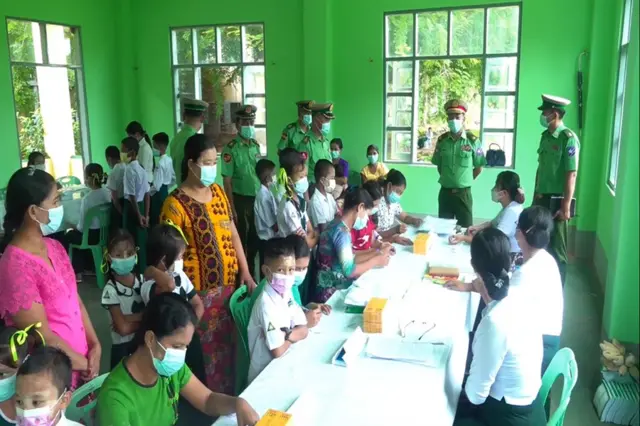 ကျောင်းအပ်နှံနေသည့် မြင်ကွင်းတစ်ခု