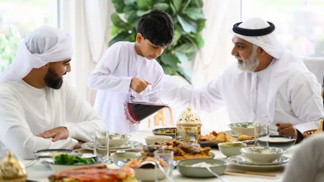 طفل يسكب مشروباً 