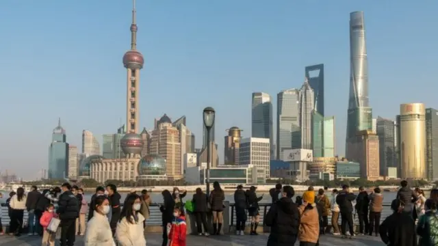 Touristes observant des tours à l'horizon.