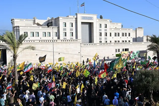 تجمع حامیان حزب‌الله لبنان مقابل سفارت ایران در بیروت