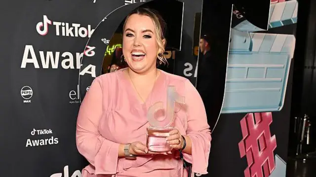 Charley Marlowe zdobywa nagrodę Entertainment Creator of the Year podczas gali TikTok UKIE Awards 2025 w Magazine London