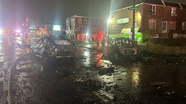 추락 사고 후 거리 곳곳에 불탄 차량과 잔해가 널려 있다