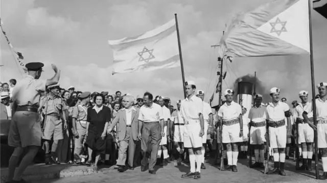 शेवटच्या ब्रिटिश तुकडीला निरोप देताना बेन गुरियन